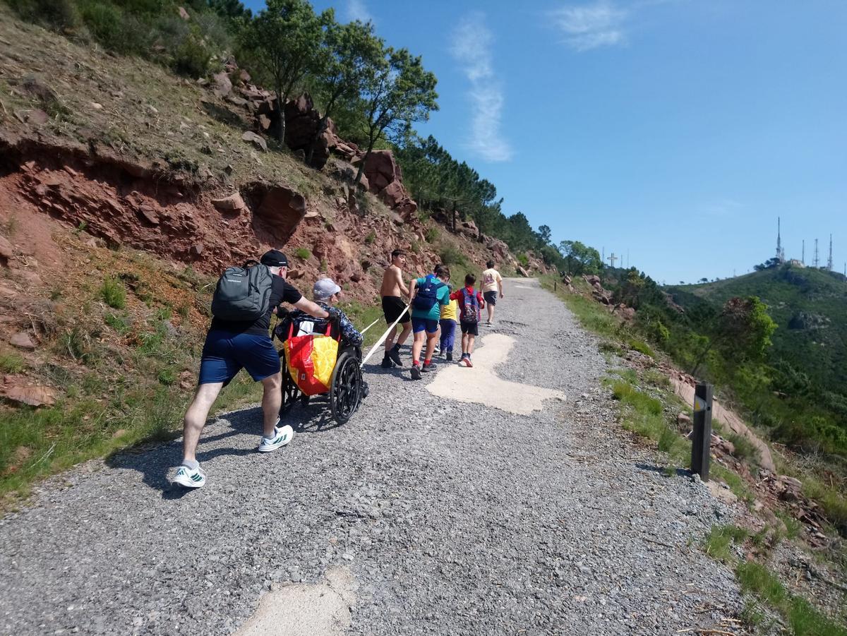 Es una expedición intergeneracional, con jóvenes que ayudan a mayores.