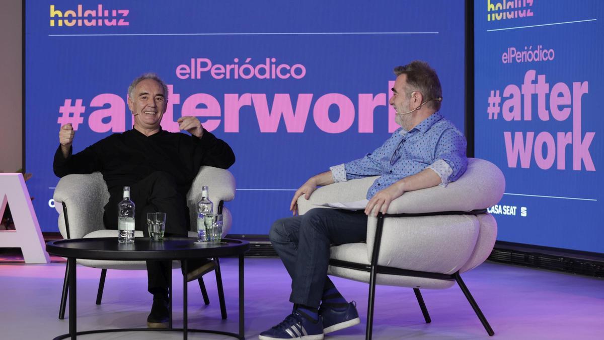 Ferran Adrià, durante la charla en Casa Seat con el periodista gastronómico Pau Arenós con motivo del ciclo de conferencias 'Afterwork', este jueves.