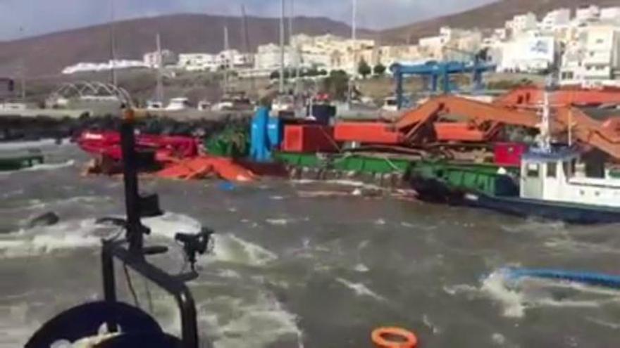 Ocho gabarras se hunden en el puerto de Gran Tarajal