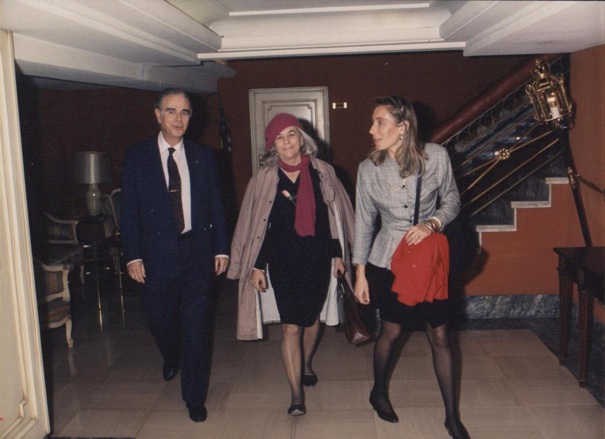 Carmen Martín Gaite antes de una conferencia en Valencia en los 90