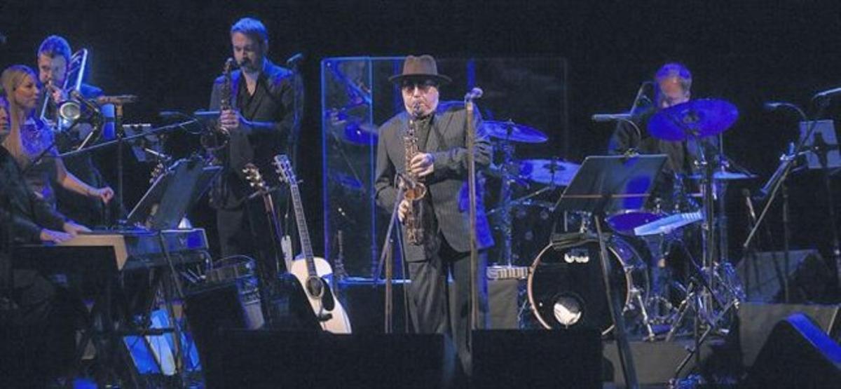 Van Morrison toca el saxofon en un moment del concert que va oferir ahir a la nit al Liceu. Van Morrison toca el saxofon en un moment del concert que va oferir ahir a la nit al Liceu.