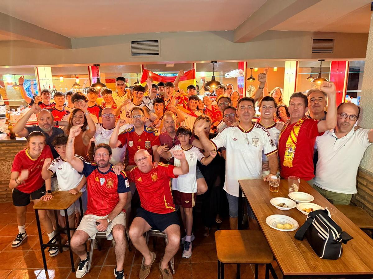 Así vive la provincia de Córdoba la final del Mundial: pantallas en las plazas y miles de aficionados. Así vive la provincia de Córdoba la final del Mundial: pantallas en las plazas y miles de aficionados.