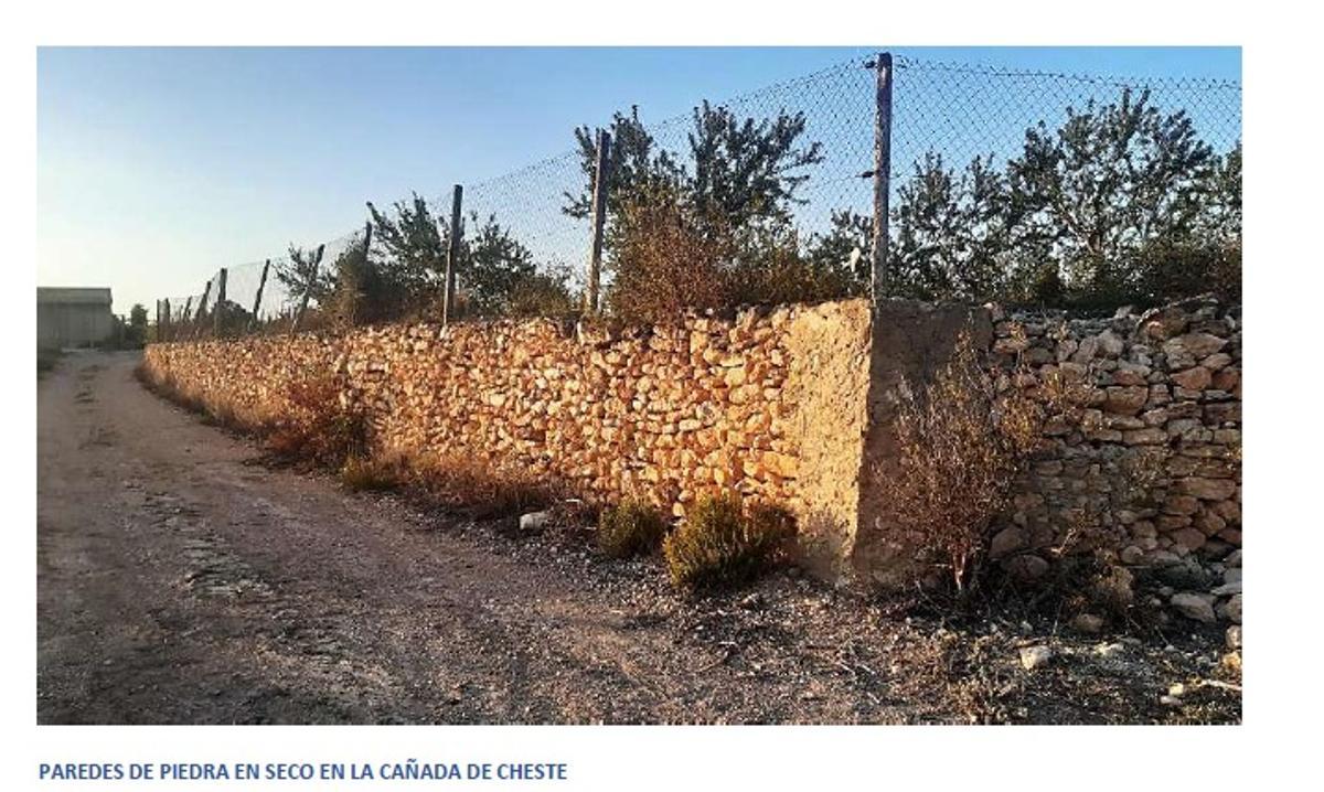 Muros de piedra en seco en la cañada de Cheste, valor cultural para el término municipal.