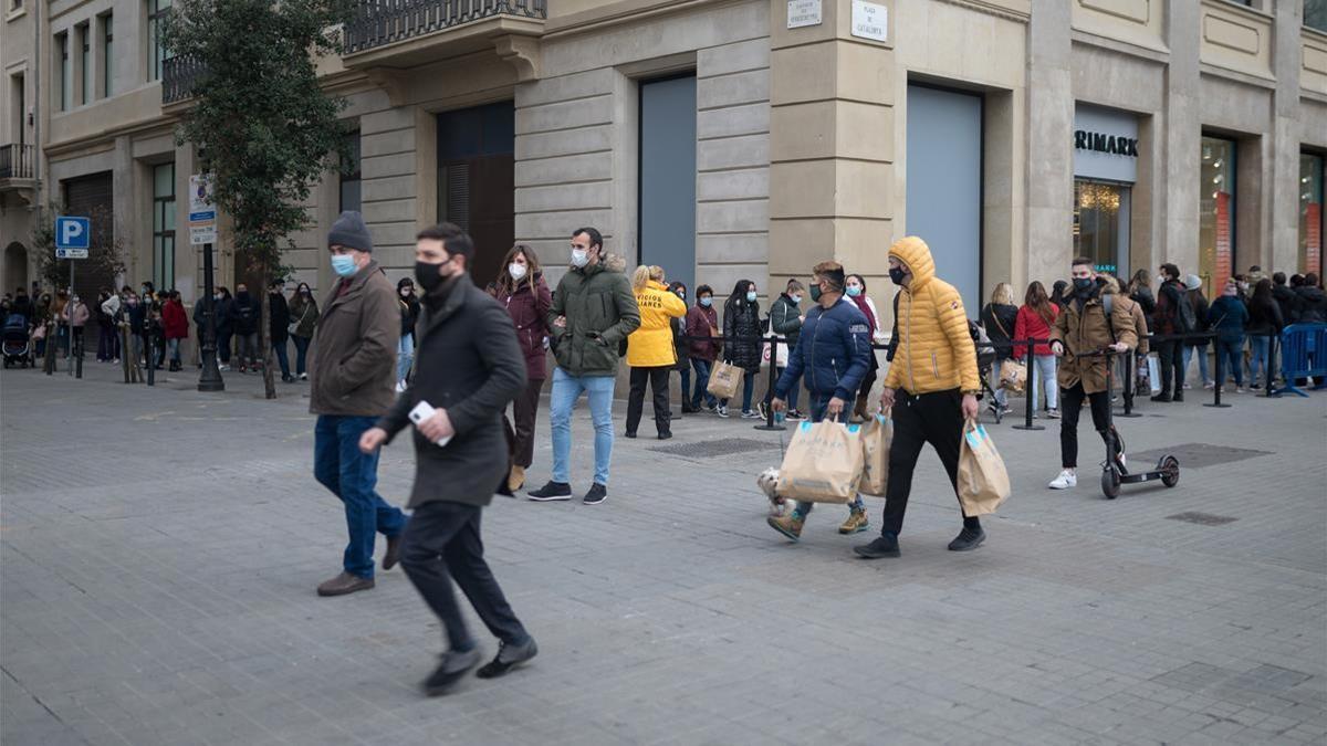 Colas en tiendas del centro de Barcelona el pasado día 2