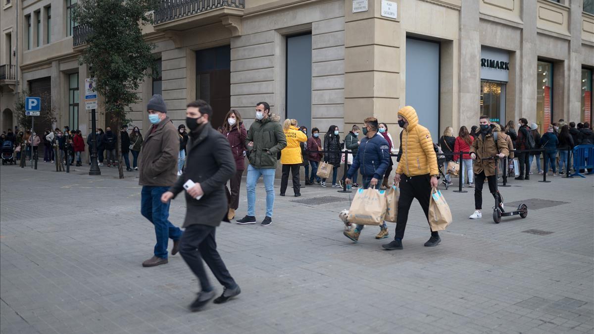Colas en tiendas del centro de Barcelona el pasado día 2 de enero