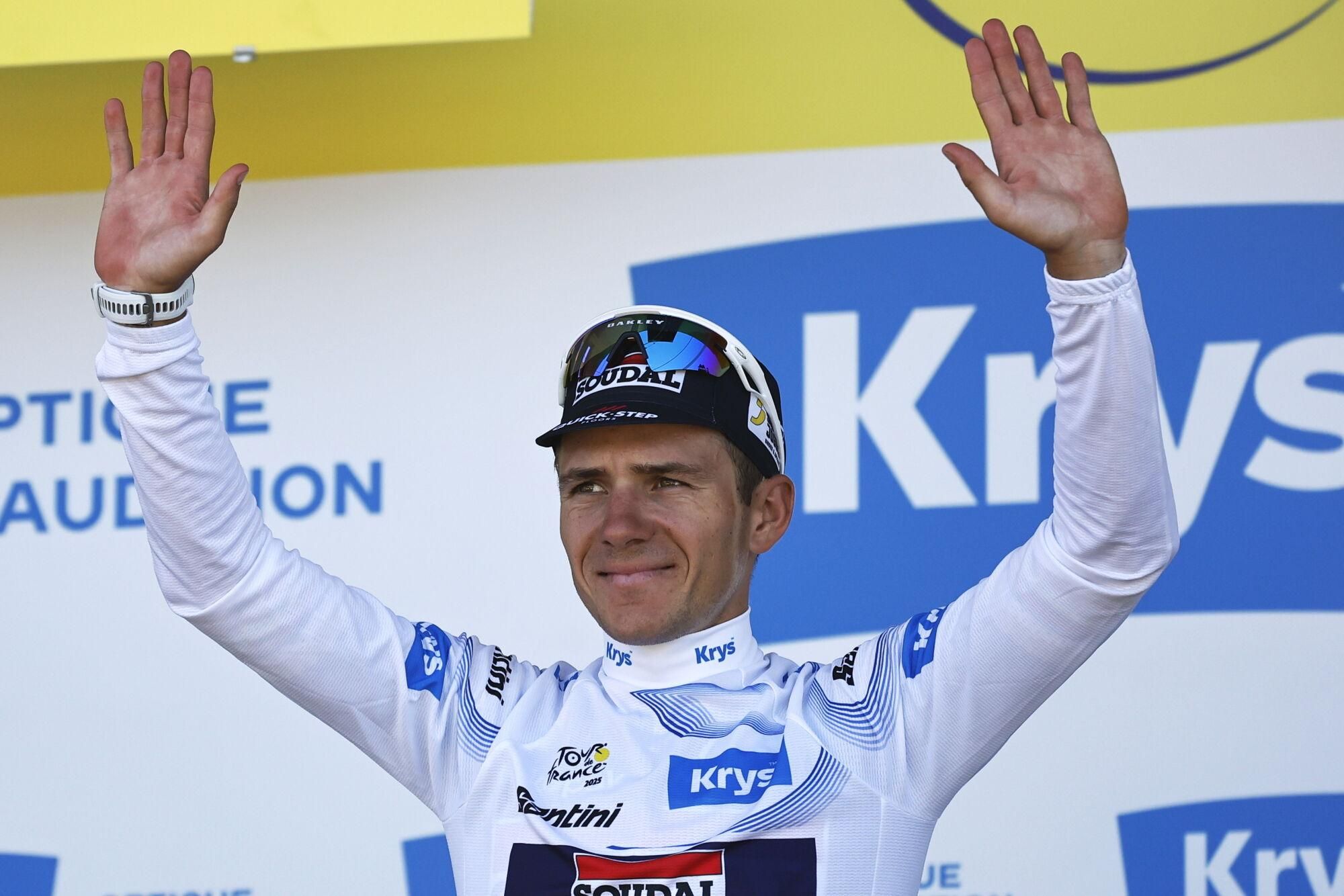 Mur-de-Bretagne (France), 11/07/2025.- Belgian rider Remco Evenepoel of Soudal Quick-Step team celebrates on the podium in his white jersey for the best young rider after the 7th stage of the Tour de France cycling race over 197km from Saint Malo to Mur-de-Bretagne, France, 11 July 2025. (Ciclismo, Francia) EFE/EPA/MARTIN DIVISEK