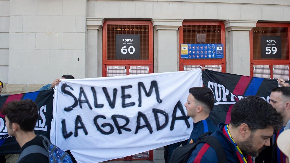Los miembros de la Grada d'Animació, frente al estadi de Montjuïc.