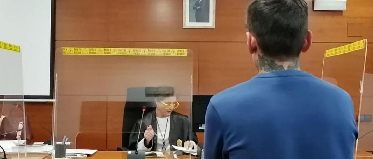 El joven ladrón de carbajales en un juicio por robos.