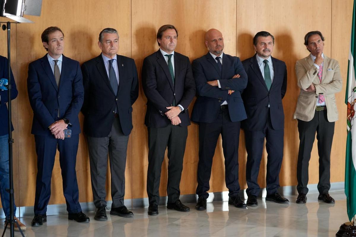 Los equipos de negociación de PP y Vox.
