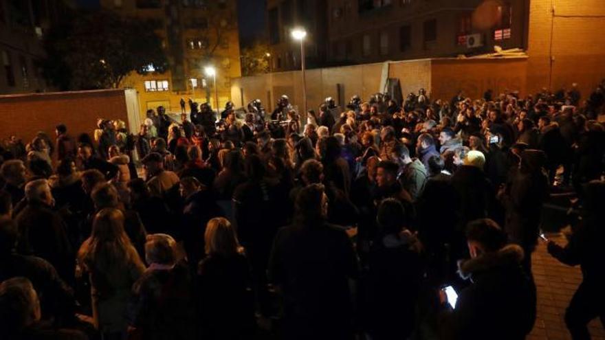 Tensión durante una protesta en Vallecas contra la inseguridad en el barrio