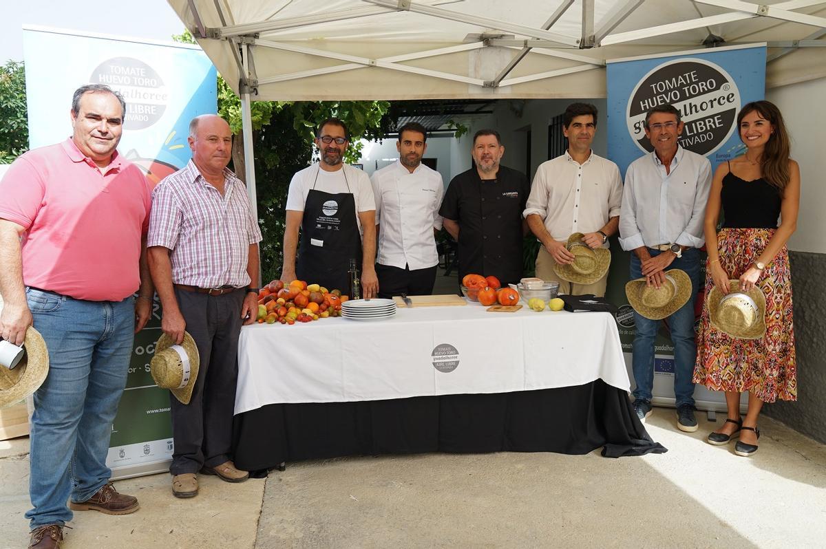 Los chefs Mauricio Giovanini, Fernando Villasclaras y Antonio González Rueda ha hecho una picada de tomate de la huerta.