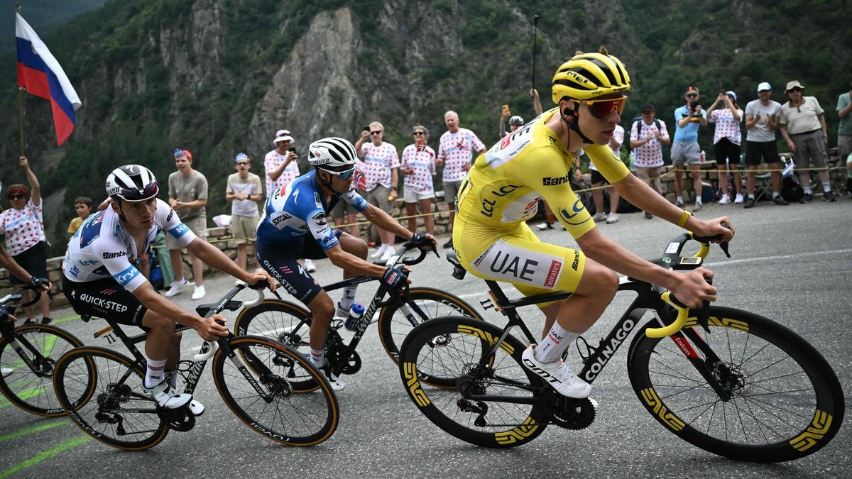 El ciclista esloveno del equipo UAE Team Emirates, Tadej Pogacar, con el maillot amarillo de líder general