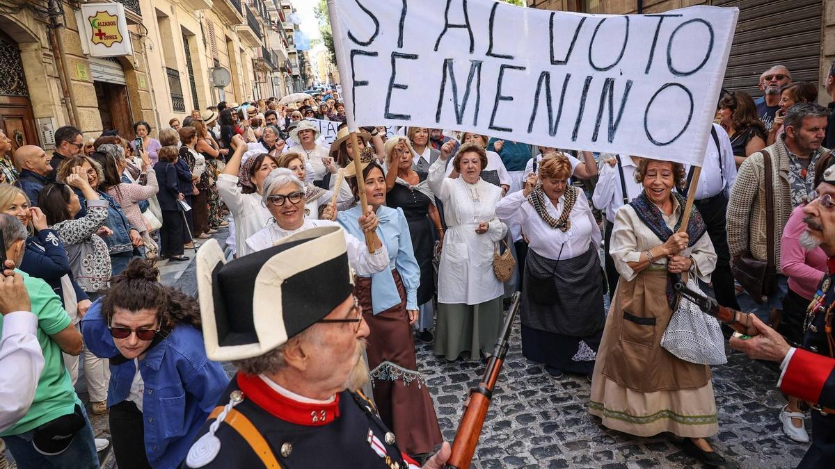 Durante estos días también se llevan a cabo representaciones de manifestaciones, actos sociales o acontecimientos históricos.
