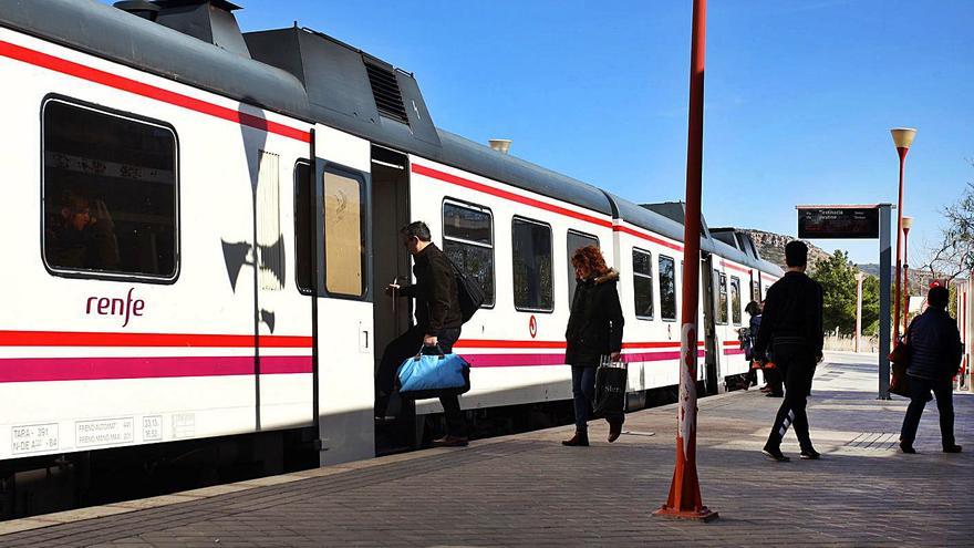 La línea C3 de Cercanías, que utiliza el mismo trazado que el ferrocarril, en imagen de archivo. | MIGUEL ÁNGEL MONTESINOS