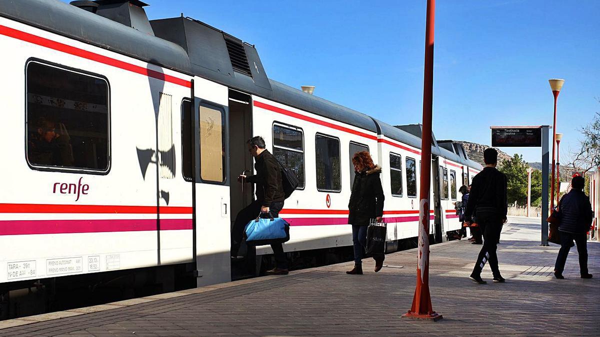 La línea C3 de Cercanías, que utiliza el mismo trazado que el ferrocarril, en imagen de archivo.  | MIGUEL ÁNGEL MONTESINOS