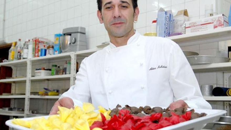 Aitor Neketan muestra algunos de sus dulces en su obrador de Doctoral.  i  YAIZA SOCORRO