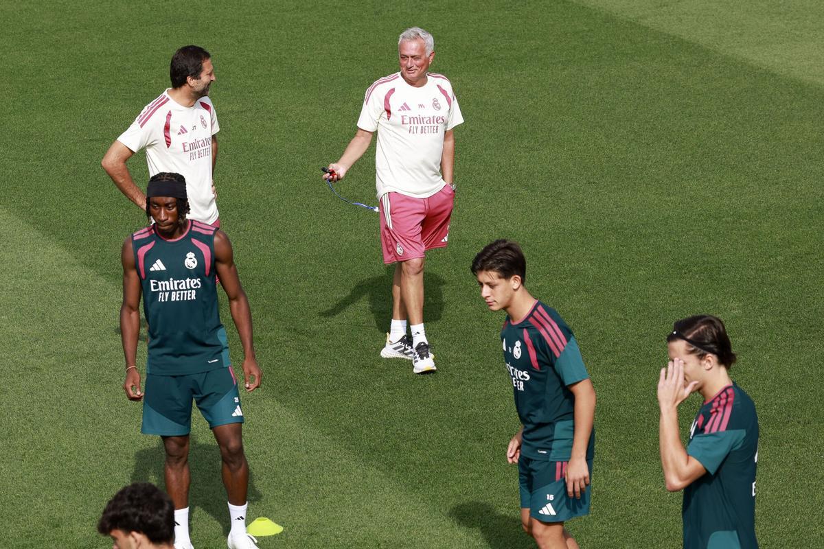 El entrenador del Real Madrid, José Mourinho, durante el entrenamiento del equipo previo al primer partido oficial de la temporada para el equipo blanco, contra el Espanyol, correspondiente a la segunda jornada de LaLiga.