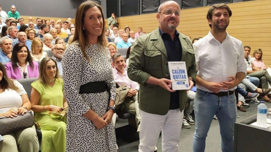 Alejandro Fernández, con un ejemplar de su libro en las manos, entre Ángela Pumariega y Andrés Ruiz, ante del público que asistió al acto. | MARCOS LEÓN