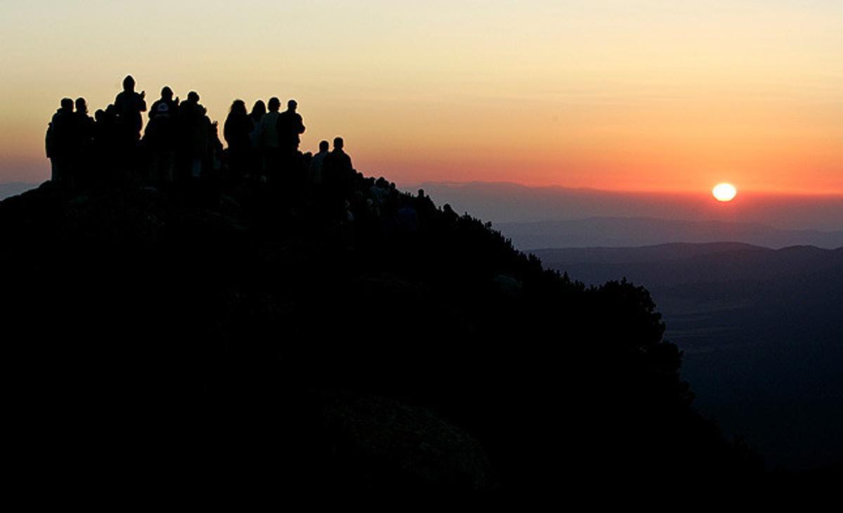 Membres d’un moviment religiós internacional anomenat la Germandat Blanca esperen la sortida del sol al cim del Rila, a uns 100 km de Sofia (Bulgària).