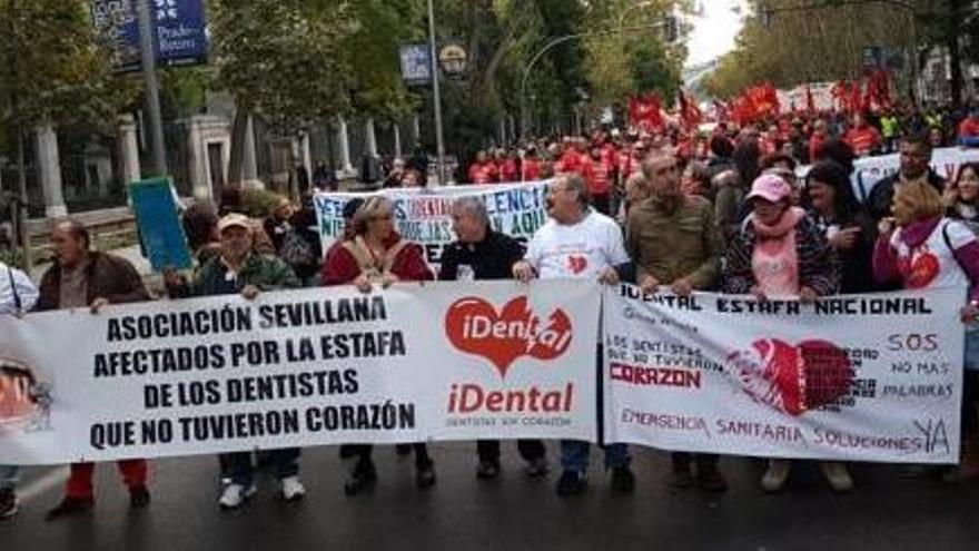Els representants d&#039;Adafi Girona, sostenint la pancarta d&#039;iDental, des de la manifestació de Madrid.