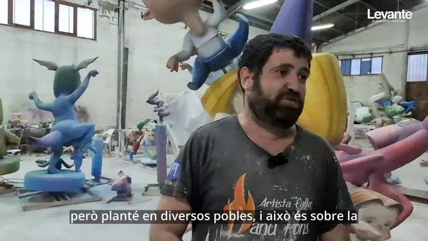 Artistas falleros pendientes del cielo