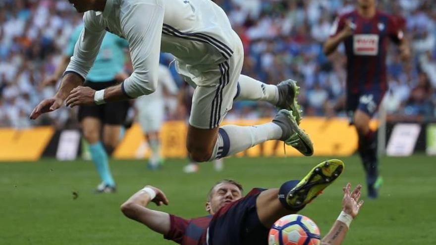 Ronaldo salta sobre un jugador del Éibar.