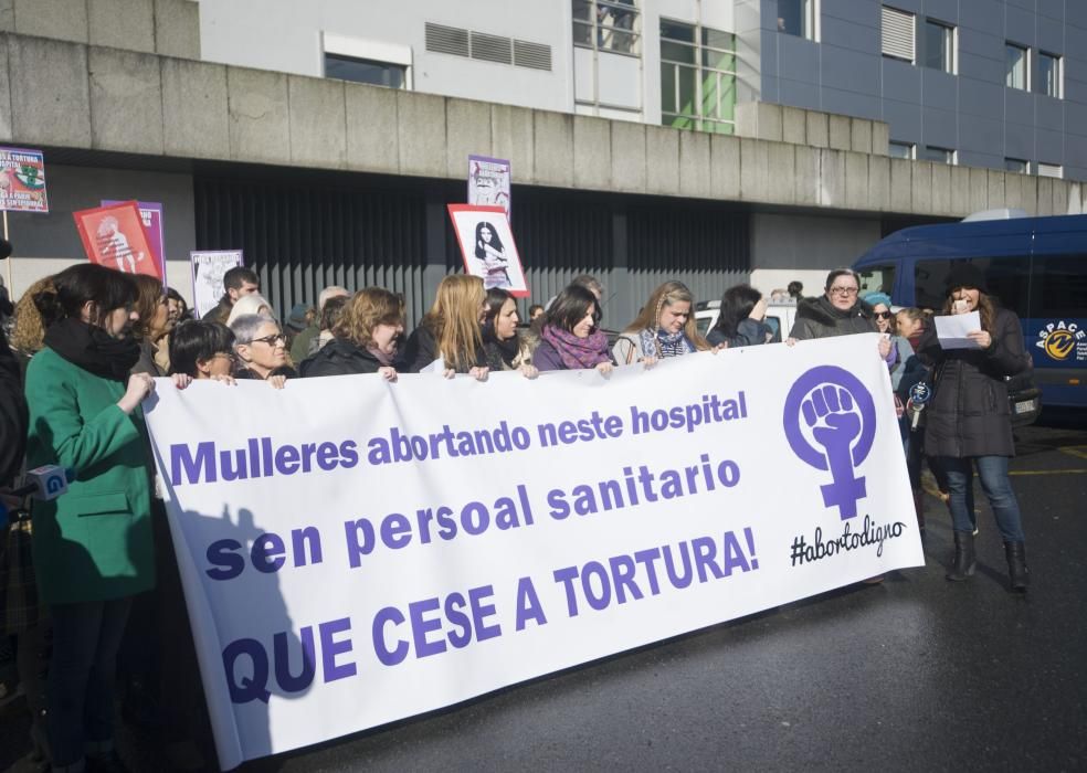 Concentración para reclamar un trato digno a mujeres sometidas a abortos