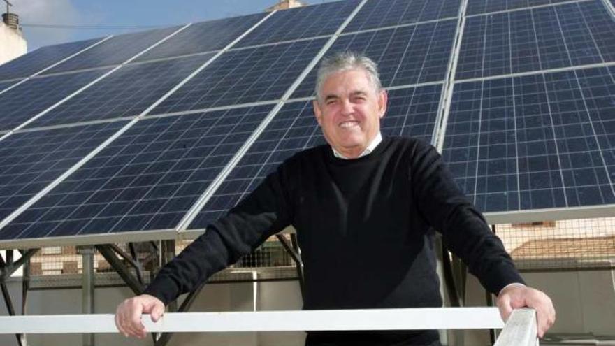 Ildefonso Serrano, en la azotea de las oficinas de Enercoop, en Crevillent, donde también hay un panel con varias placas solares.