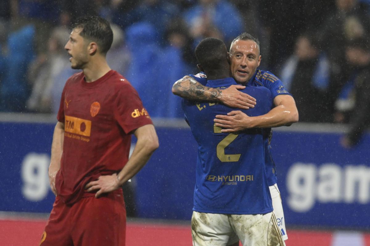 Bailly y Cazorla celebran la victoria del Oviedo ante el Valencia.