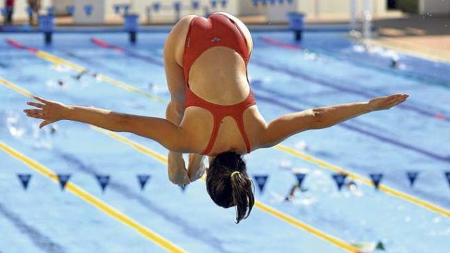 Turmspringerin im Schwimmzentrum von Son Hugo.