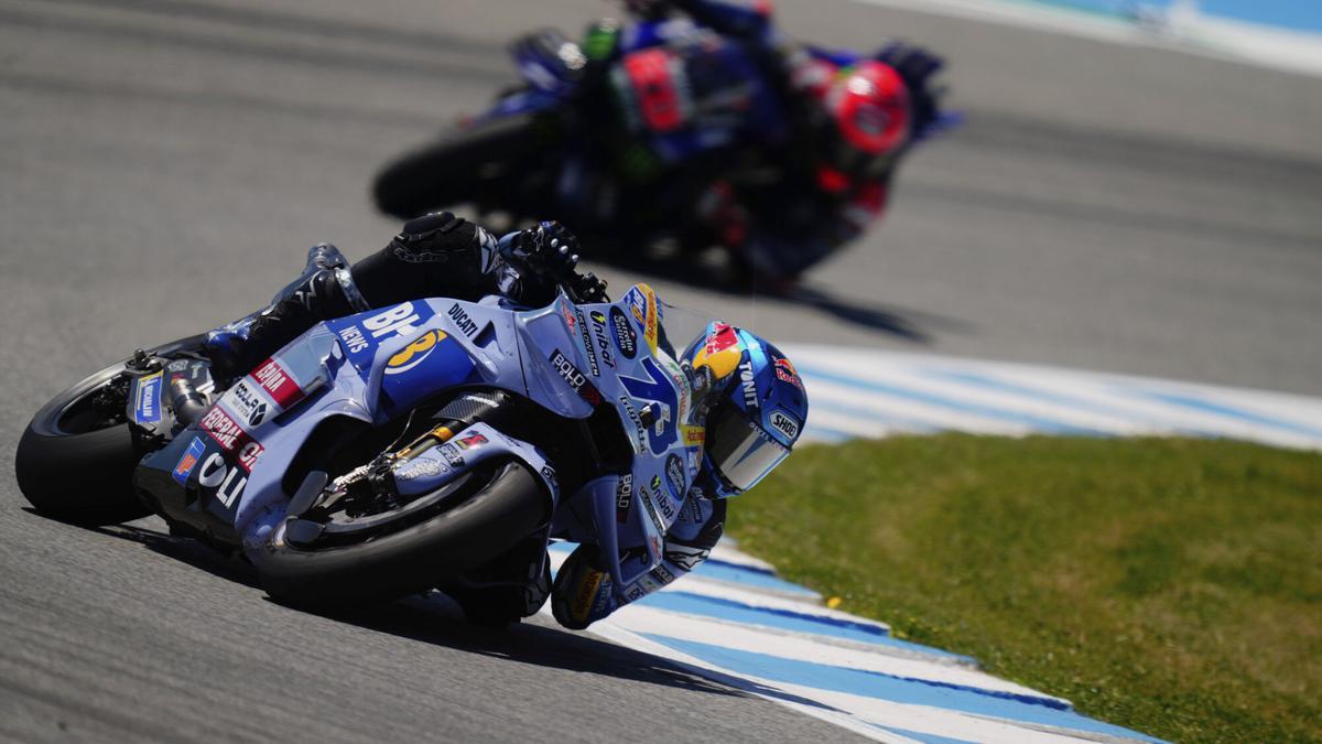 Álex Márquez, perseguido por Fabio Quartararo.