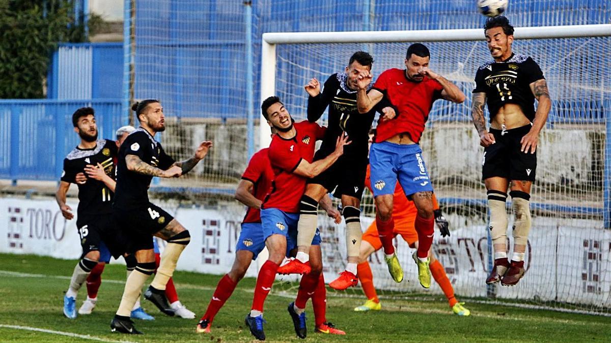 Un instante del encuentro del Intercity disputado en el estadio de Villafranqueza. |