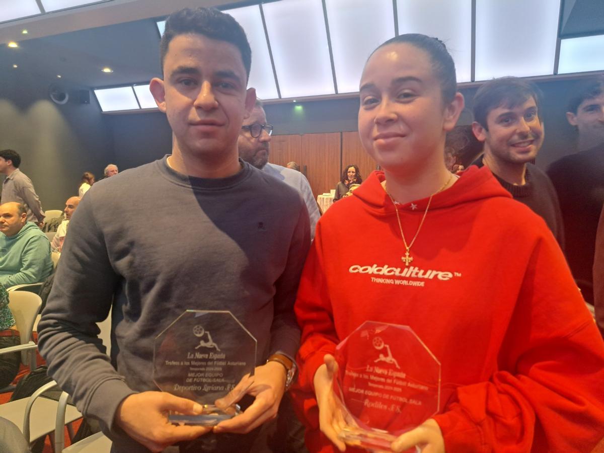 Íñigo Coto y Nuria Vallina, con sus galardones.