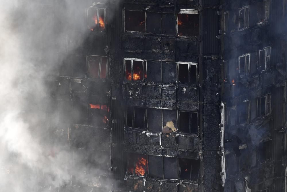 Incendio en un edificio de 24 plantas en Londres