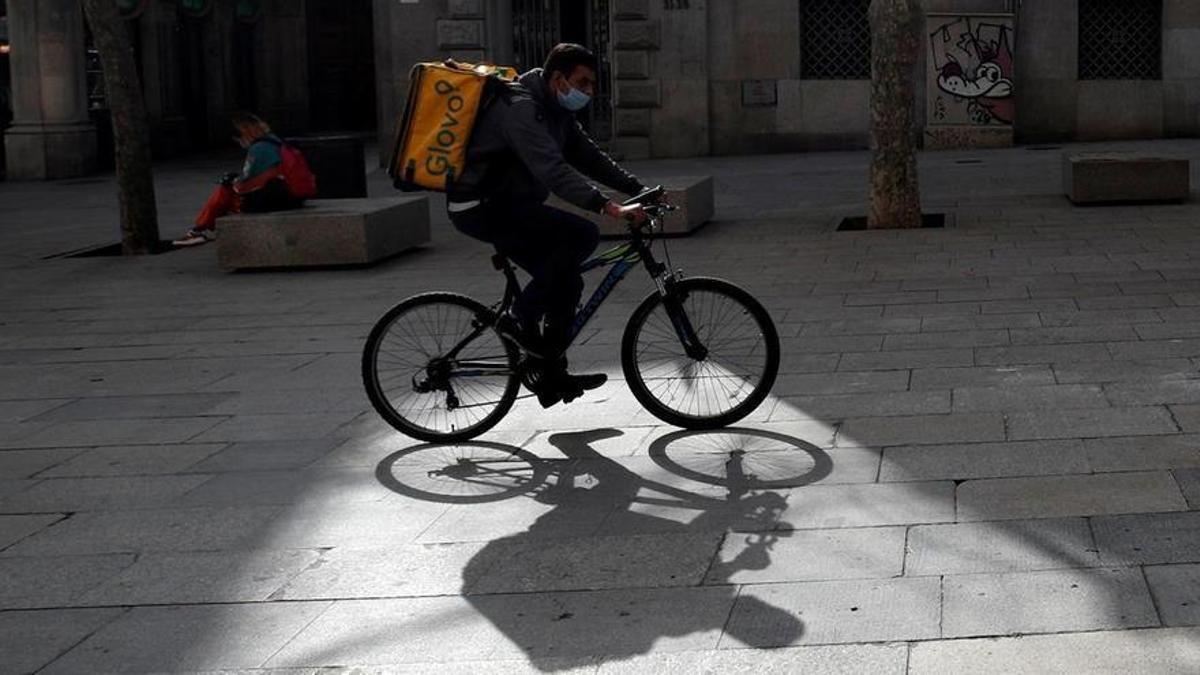 Glovo incita a sus 'riders' a competir entre ellos por regalos repartiendo durante el Mundial