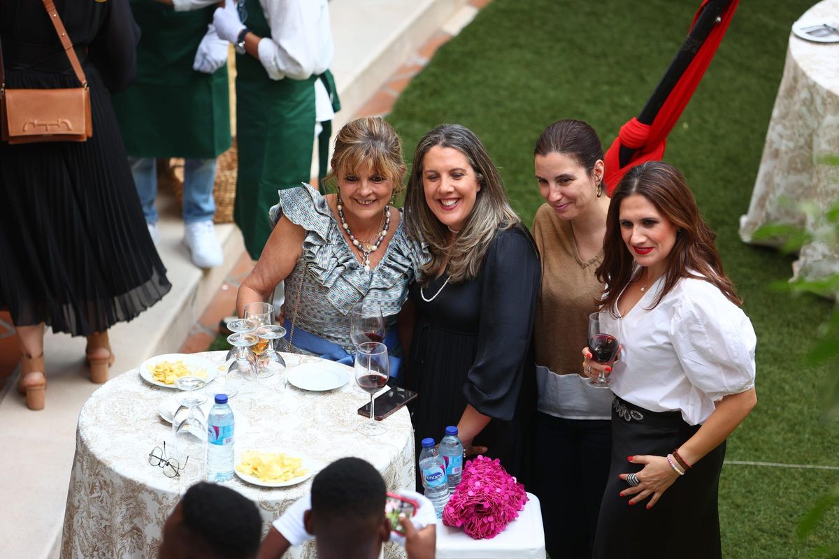 La cena benéfica 'Las mil y una historias' reúne a más de cien personas