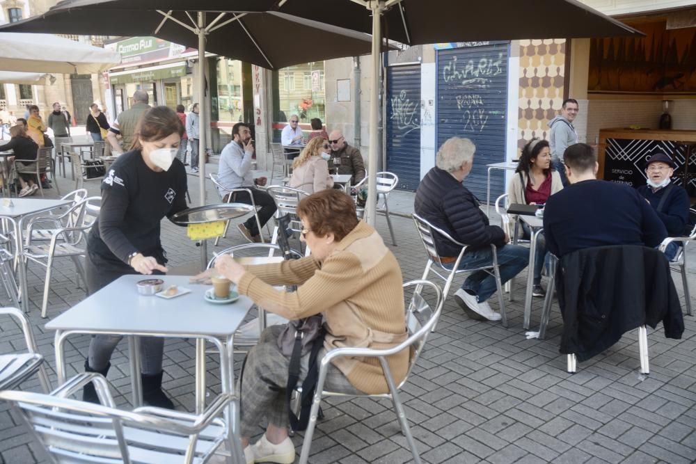 Fase 1 de la desescalada en Pontevedra: terrazas llenas a pesar de una hostelería a medio gas