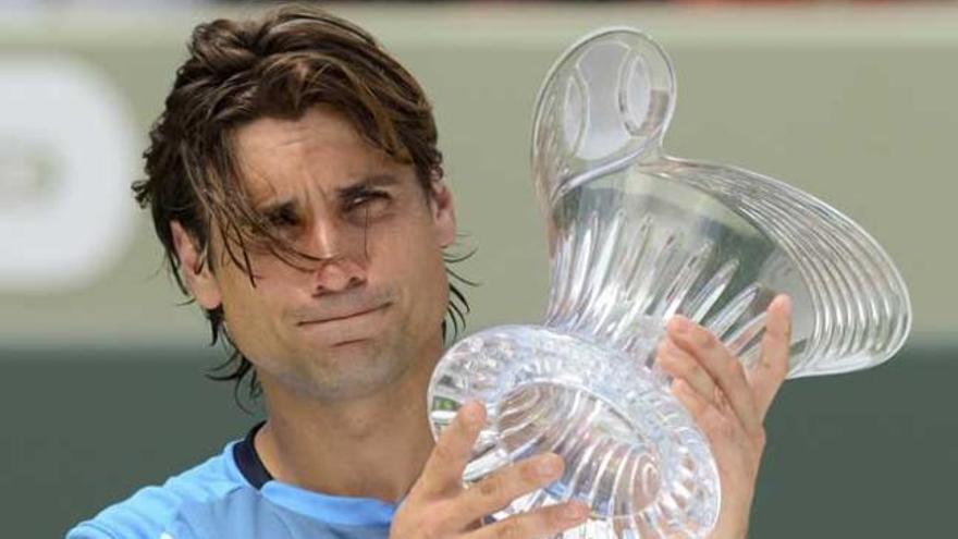 David Ferrer posa con el trofeo por su segundo puesto en Miami.