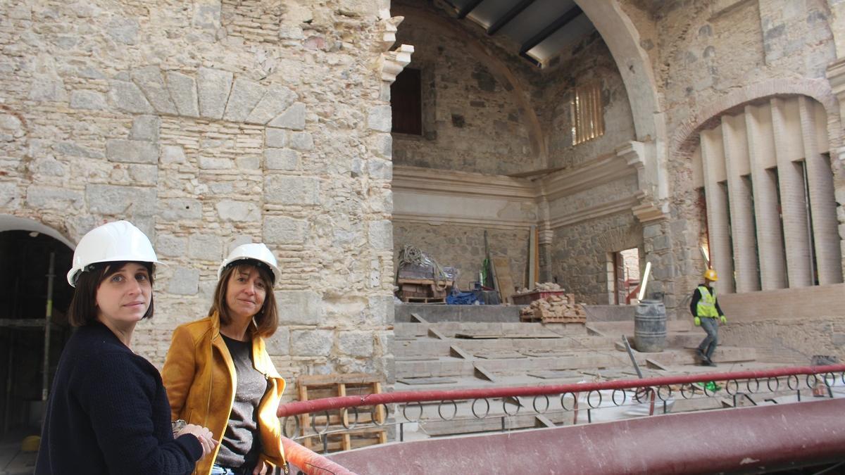 L'alcaldessa Anna Massot i l'arquitecta tècnica Helena Cebrián durant una visita d’obres.