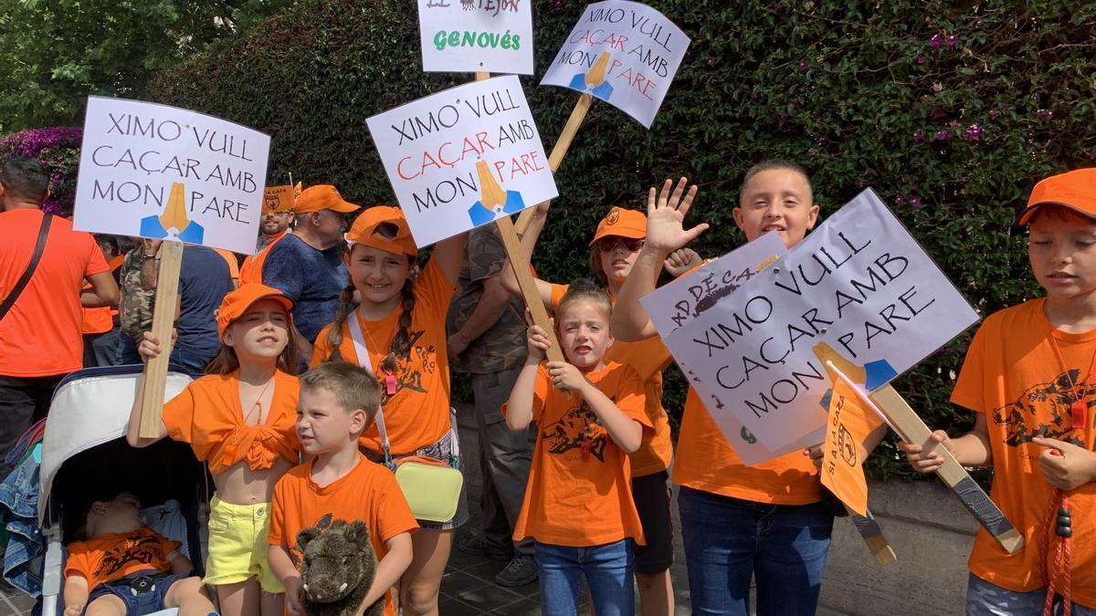 Un grupo de niños de Genovés con pancartas con el lema &quot;Ximo, vull caçar amb mon pare&quot;.