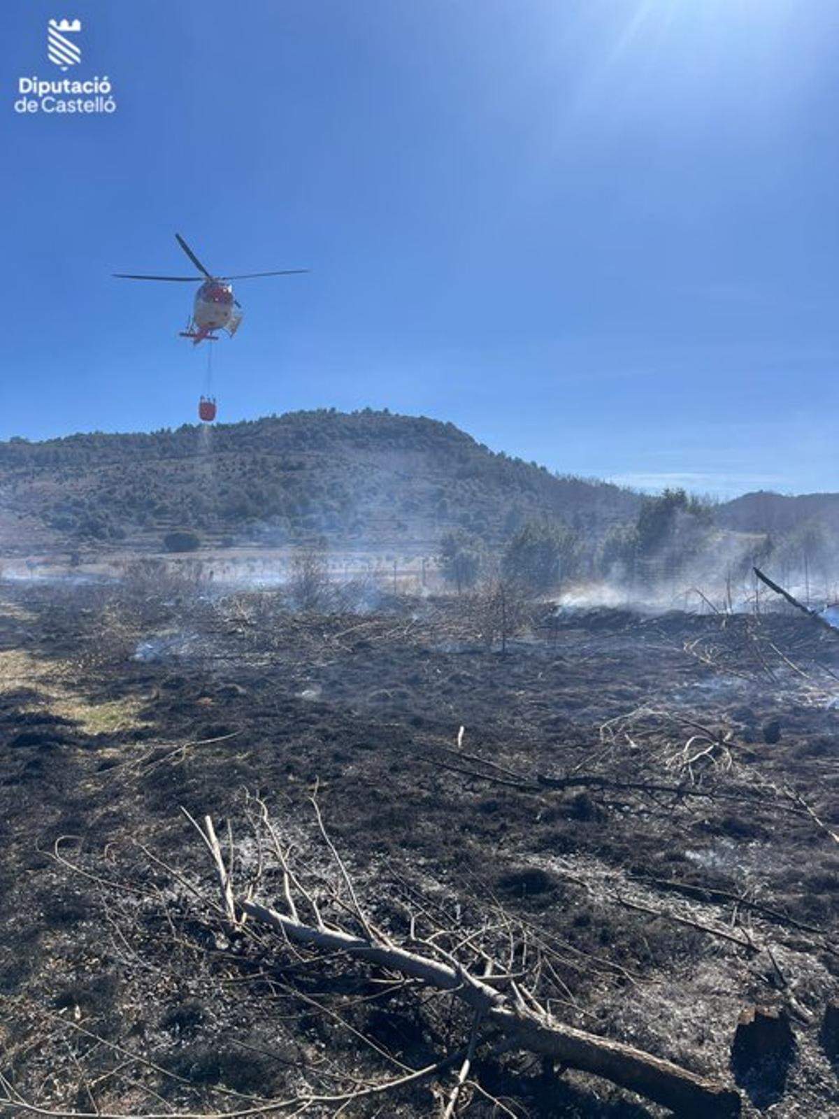 Un helicóptero ha actuado para apagar el fuego declarado en Vistabella.