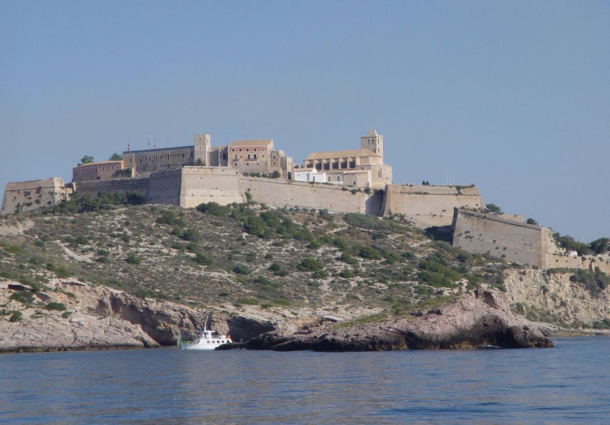 Dalt Vila antes (hace 20 años) y después (hace cinco) de las obras de ampliación del Parador de Turismo.