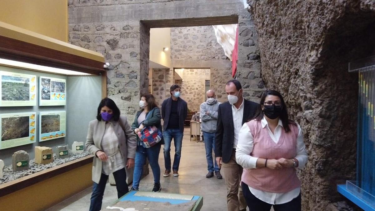 El acto de reapertura ayer del museo de Guayadeque.