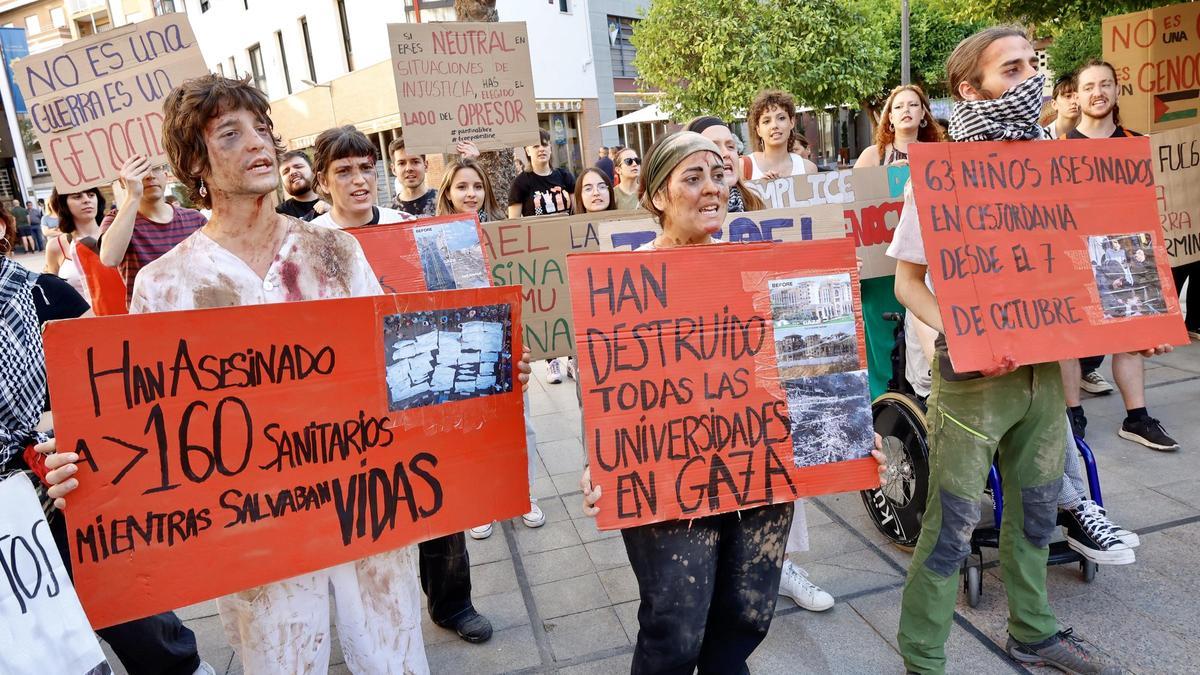 Protesta de miembros de la acampada este miércoles en Murcia.