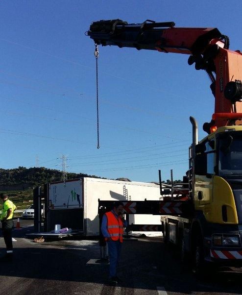 Imágenes del camión cargado con sosa caústica y accidentado hoy en la AP-7, a la altura de Sagunt.