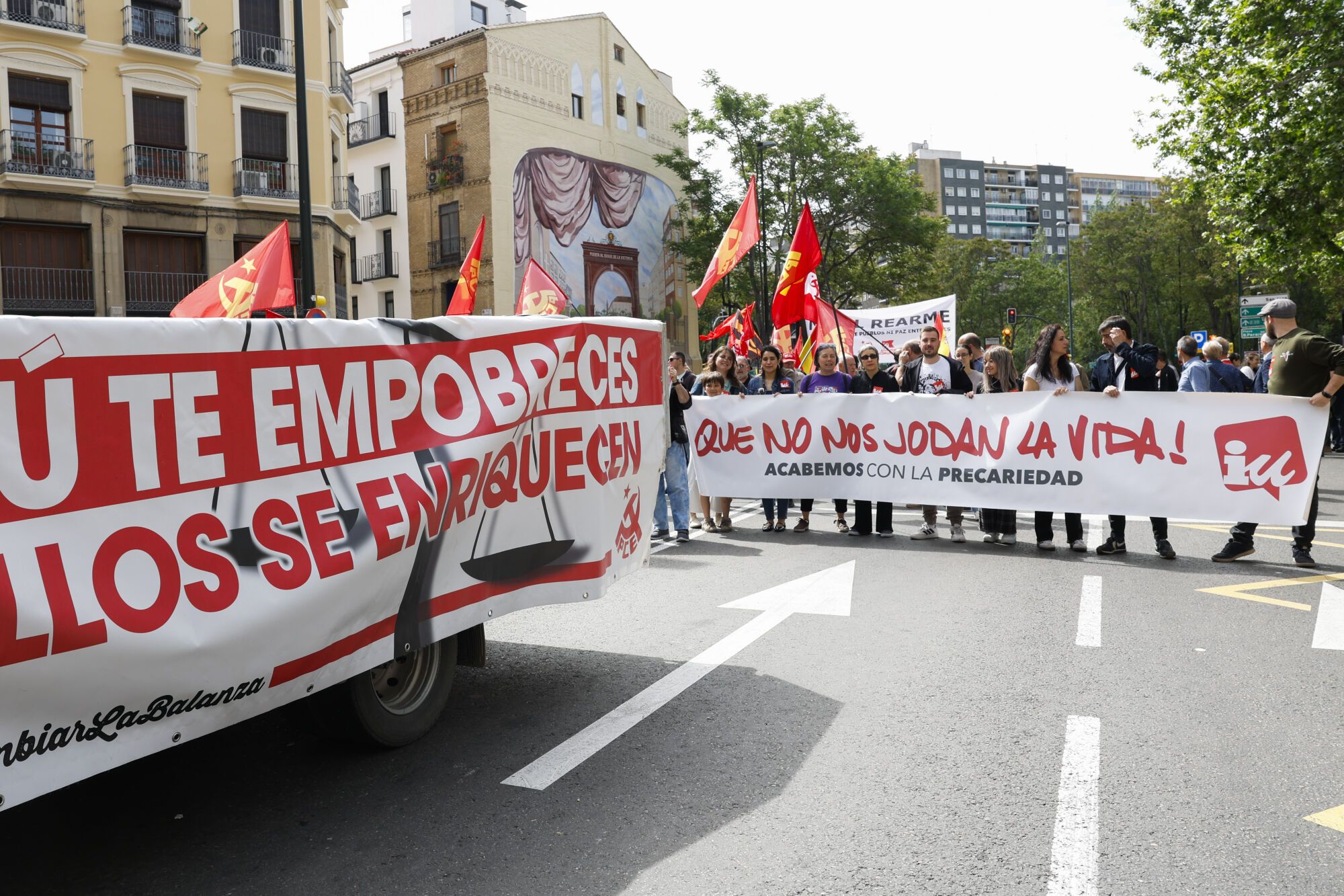 ZARAGOZA, 01/05/2025.- Manifestación con motivo de Día del Trabajo bajo el lema "Protegiendo lo conquistado, ganando el futuro", este jueves en Zaragoza. EFE/ Javier Cebollada