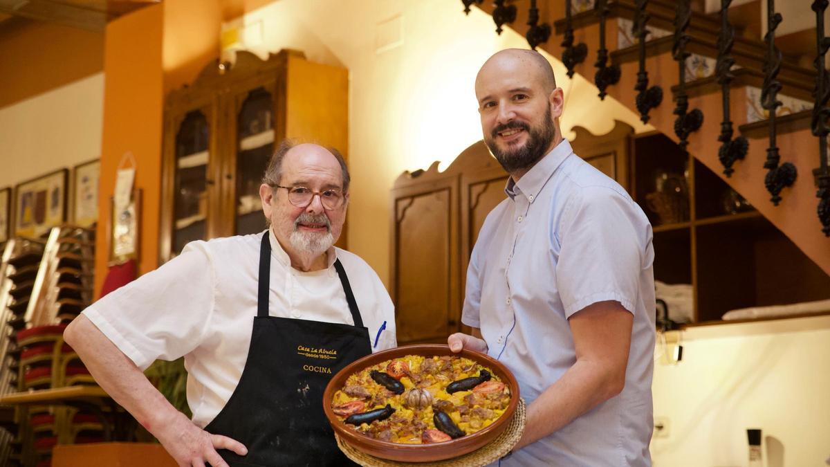 Pepe i Ricardo, de Casa la Abuela, amb una cassola d'arròs al forn.