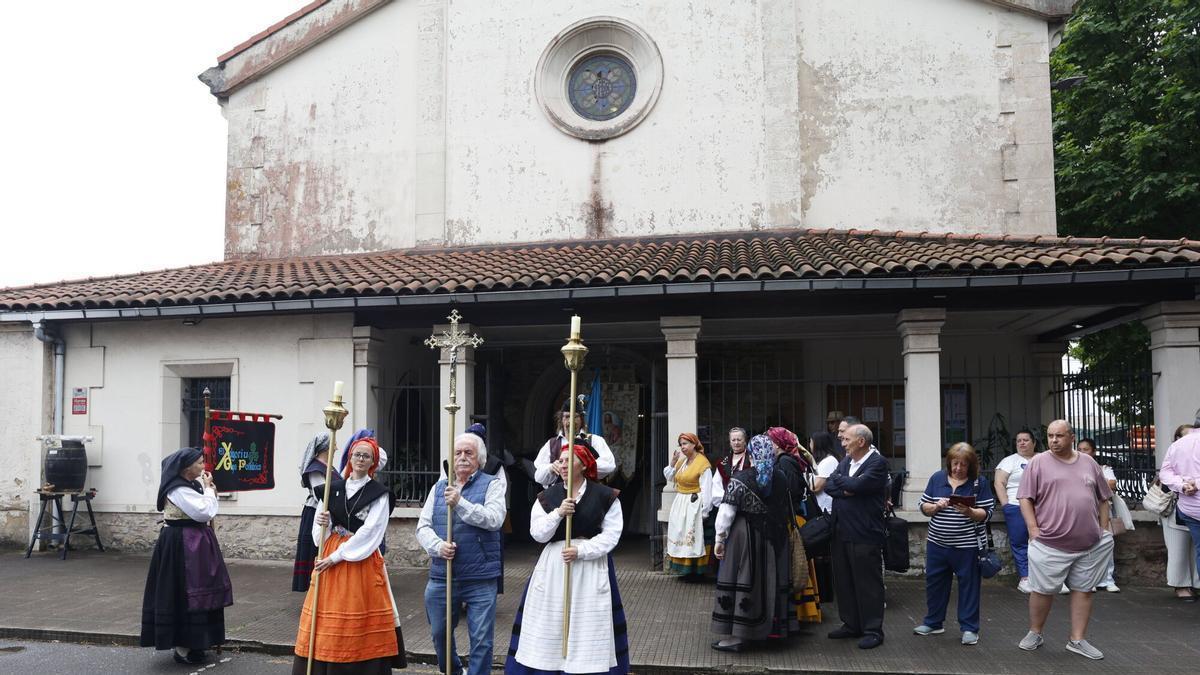 La misa y procesión del barrio de Jove, en imágenes