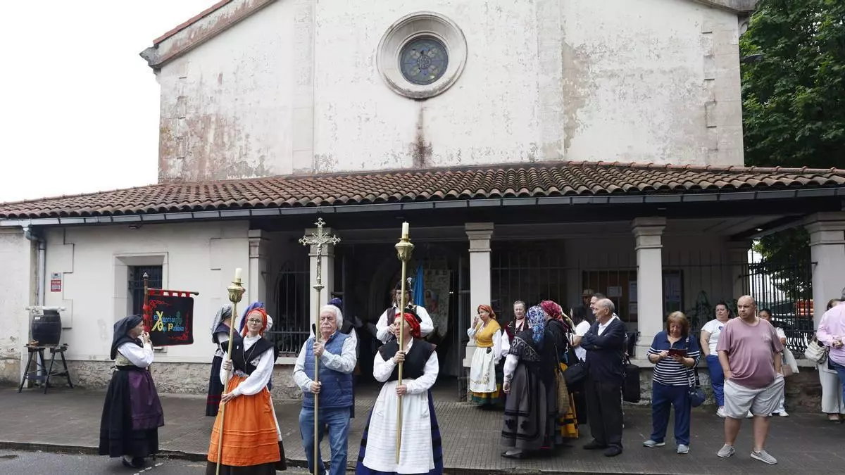 El barrio gijonés de Jove cumple con sus tradiciones: los vecinos apuran las fiestas con misa y procesión antes de bailar con "Tekila"
