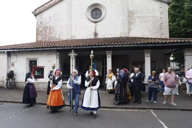 La misa y procesión del barrio de Jove, en imágenes